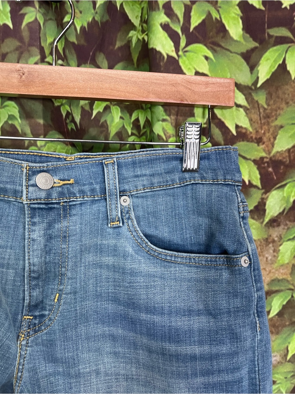 LEVI'S Mid-Length Medium Wash Classic Five Pocket Summer Shorts, 27 - Picture 5 of 14